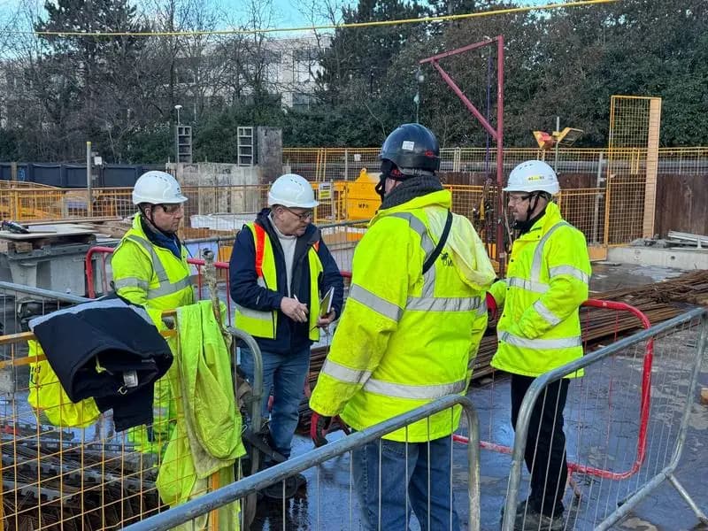Site meeting between contractors